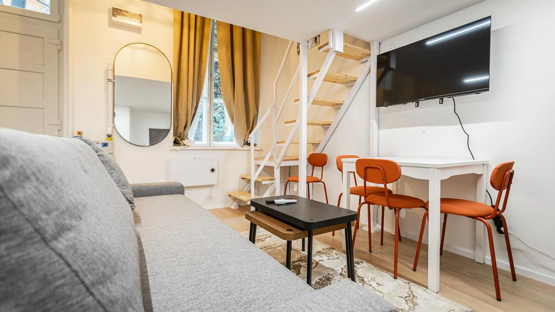 Cute Gallery Flat In Budapest, Autumn Hungary