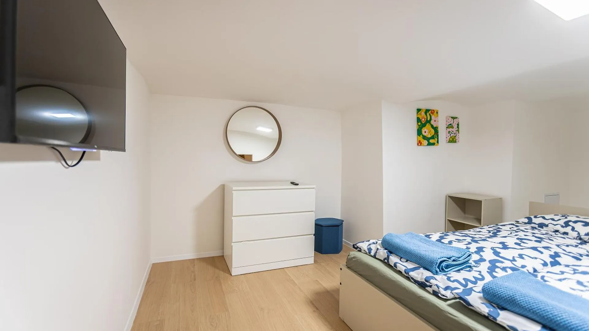 Cute Gallery Flat In Budapest, Autumn