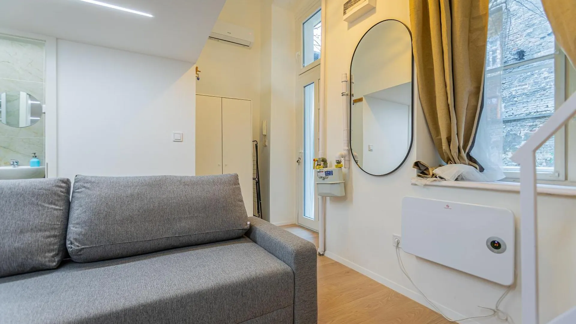 Apartment Cute Gallery Flat In Budapest, Autumn
