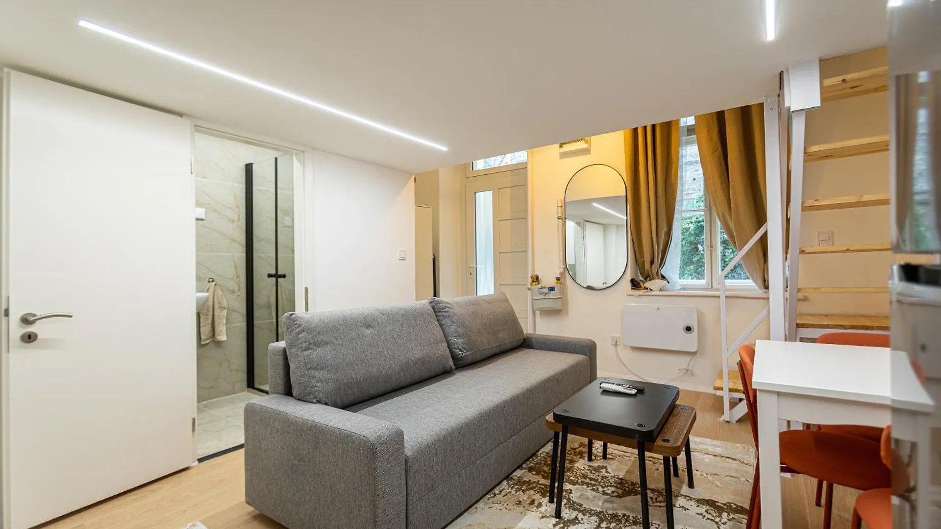 Apartment Cute Gallery Flat In Budapest, Autumn