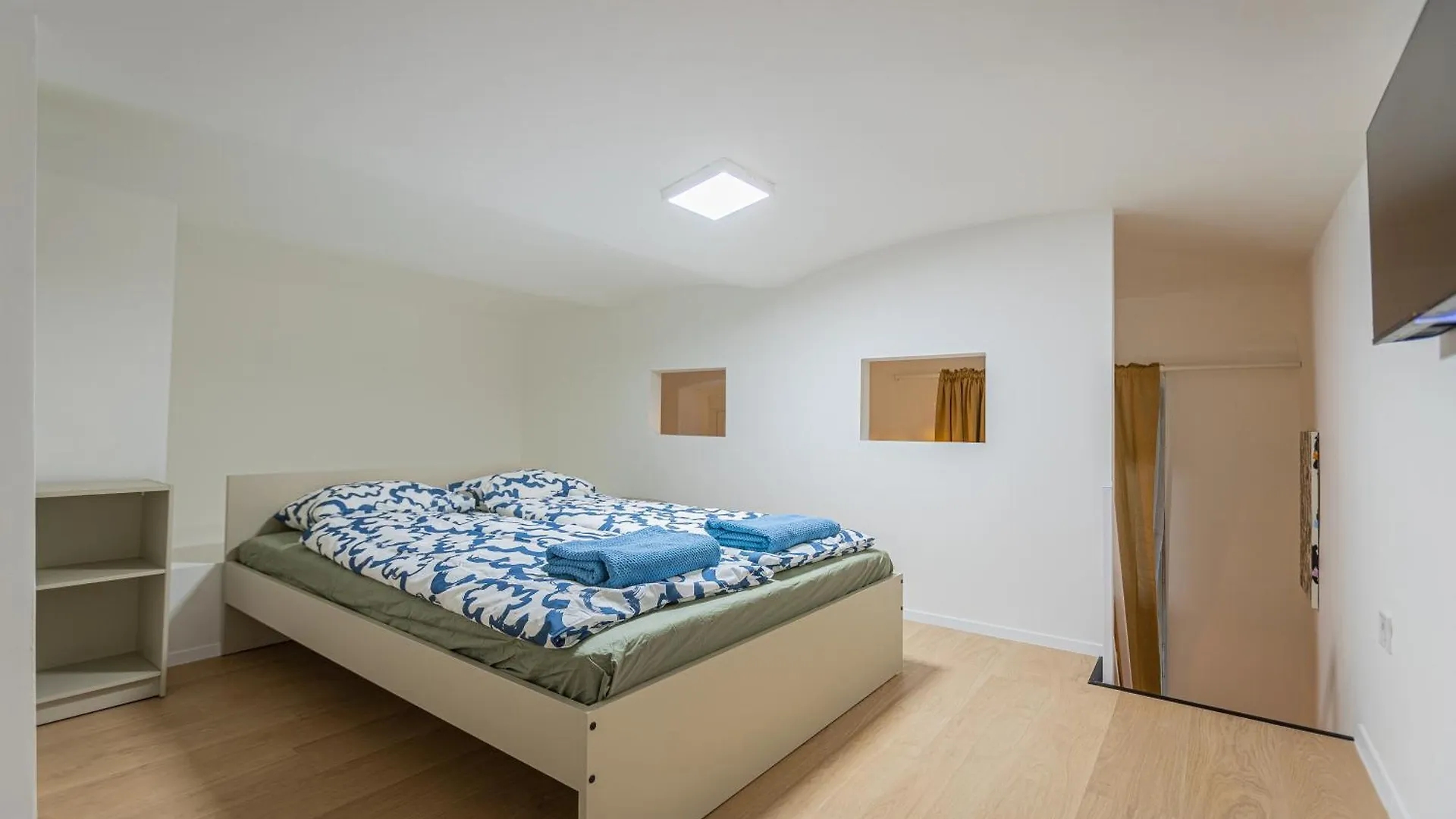 Cute Gallery Flat In Budapest, Autumn