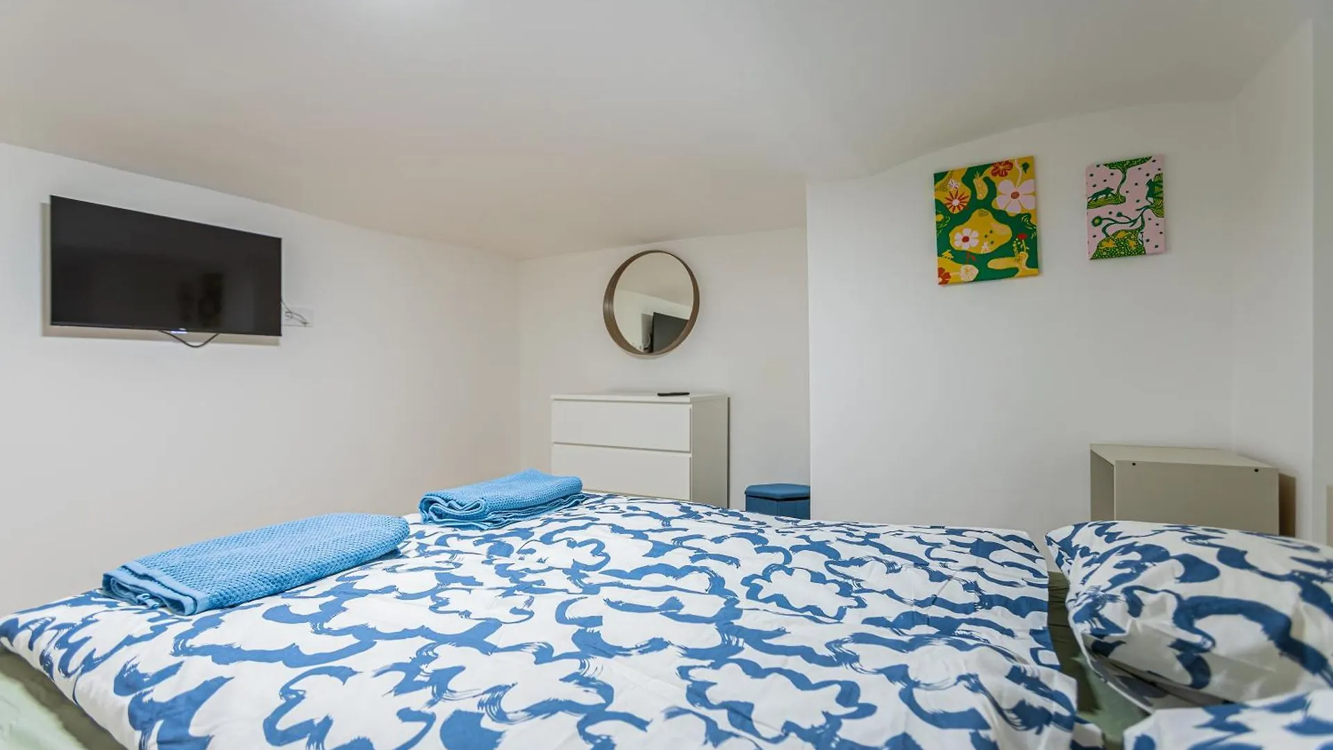 Cute Gallery Flat In Budapest, Autumn Budapest